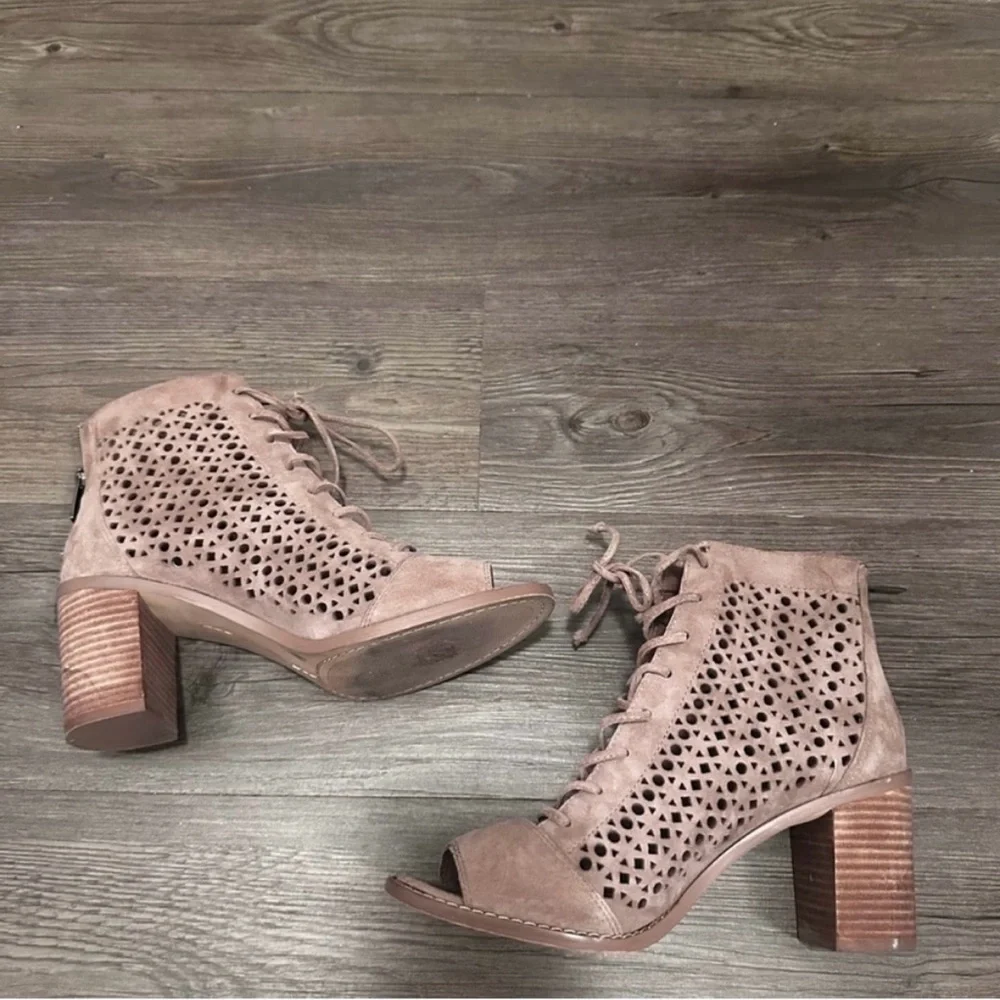 🌻 Tan VINCE CAMUTO Trevan Cutout Lace Up Peep Toe Ankle Booties - Size 7.5